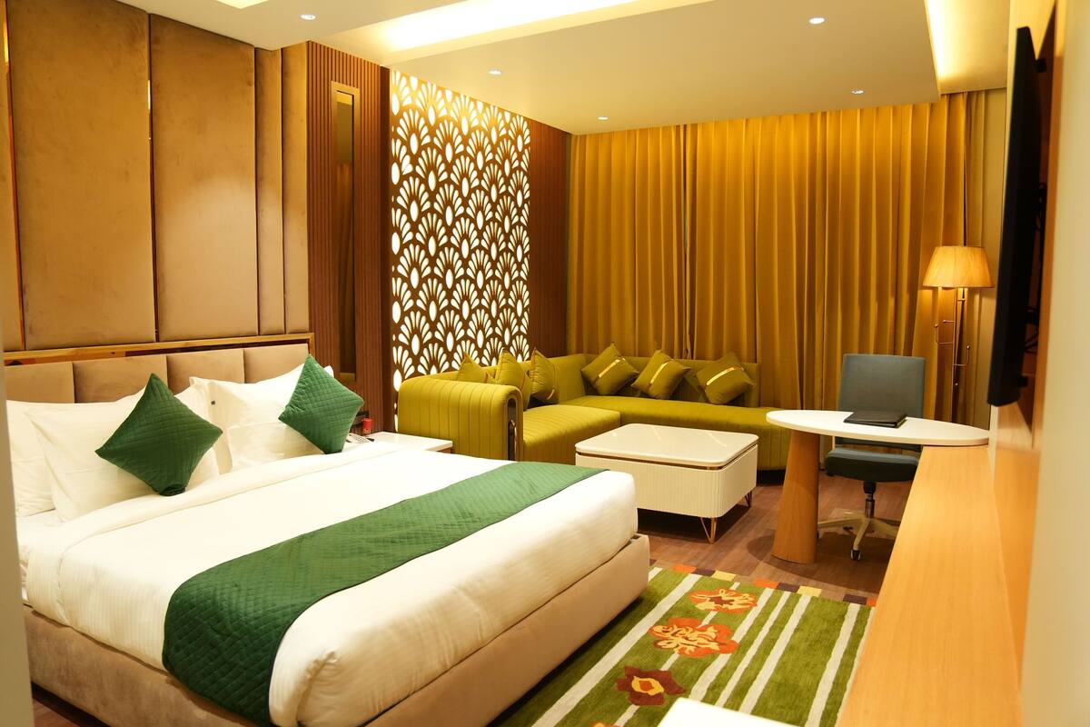 Executive Double Room | Desk, laptop workspace, soundproofing, WiFi (free)