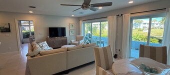 2-bedroom condo in soothing Venice with cool AC breeze