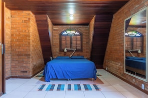 Une chambre à coucher avec un lit, une fenêtre et un miroir.