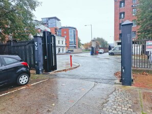 Property grounds - 5 star Luxury Apartment in City Centre with views (Merseyside)