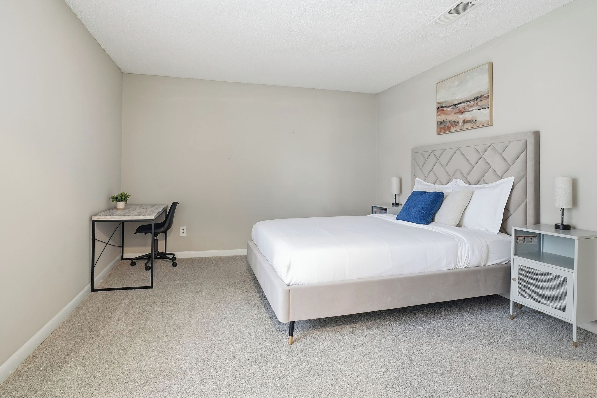 Escrivaninha, ferros/tábuas de passar roupa, berço de viagem