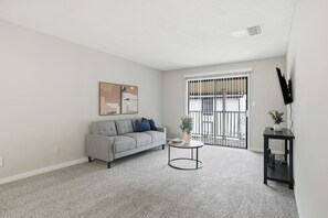 Een televisie en een kantoor