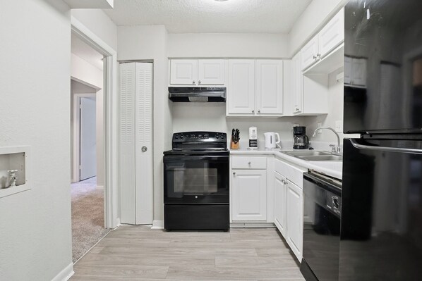 Fridge, microwave, oven, stovetop - Stylish unit with smart layout & light (Lawrenceville)