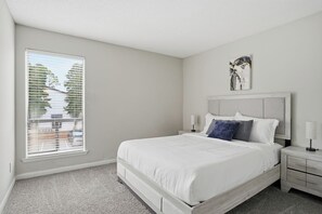 2 soverom, skrivebord, strykejern/-brett og reiseseng for barn