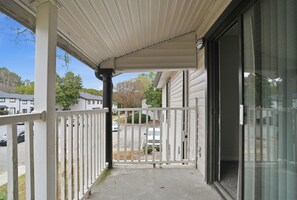 Property grounds - Stylish unit with smart layout & light (Lawrenceville)