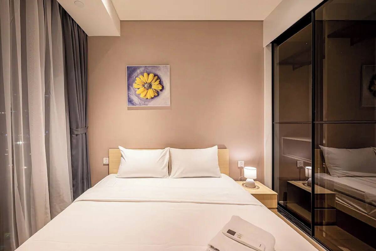 Minibar, escritorio y espacio para trabajar con laptop