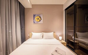 Appartement luxueux, 2 chambres, balcon, vue sur la ville | Minibar, bureau, espace de travail pour ordinateurs portables