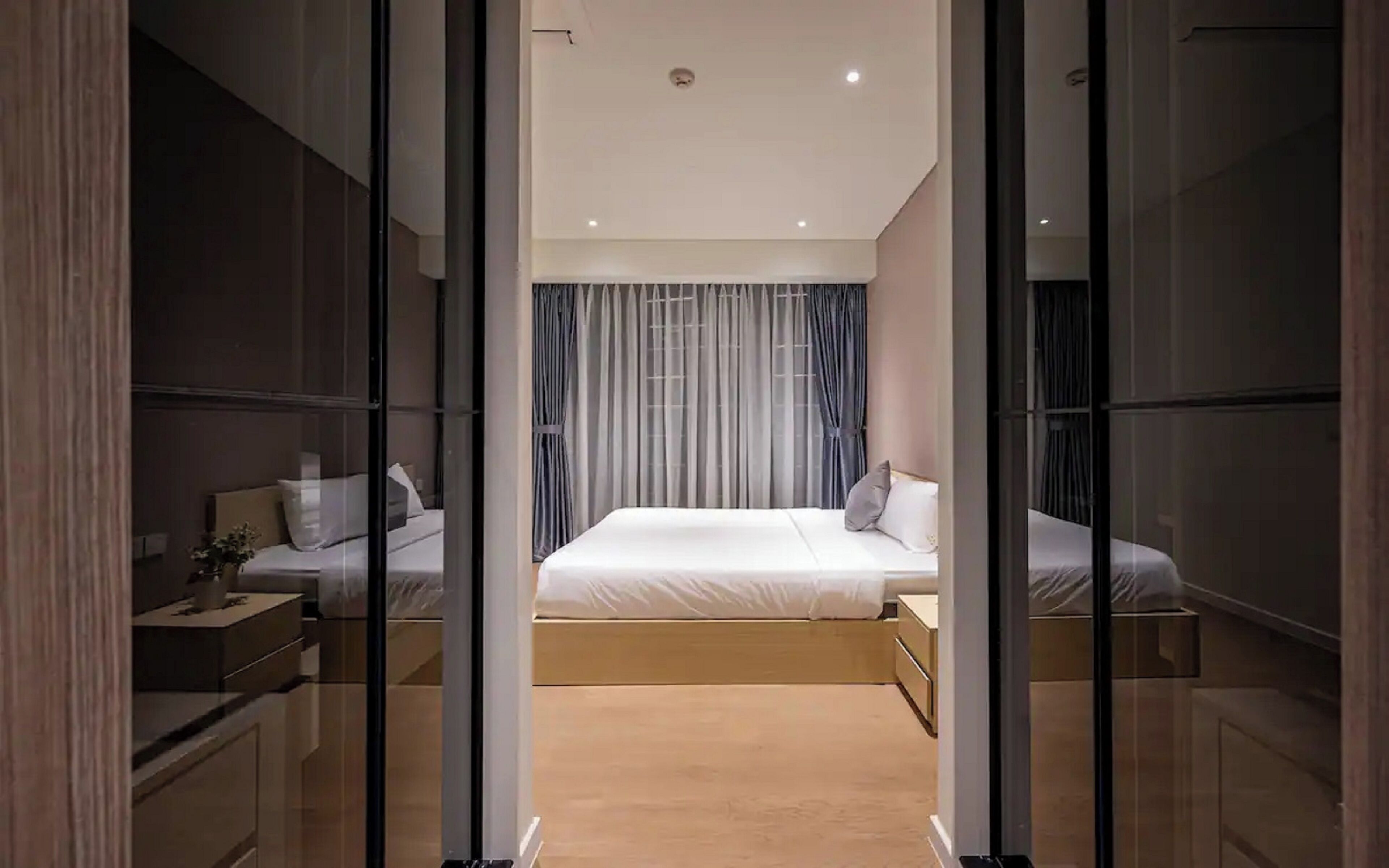 Minibar, escritorio y espacio para trabajar con laptop 