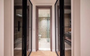 Luxury-Apartment, 1 Schlafzimmer, Balkon, Stadtblick | Badezimmer | Kostenlose Toilettenartikel, Haartrockner, Hausschuhe, Handtücher