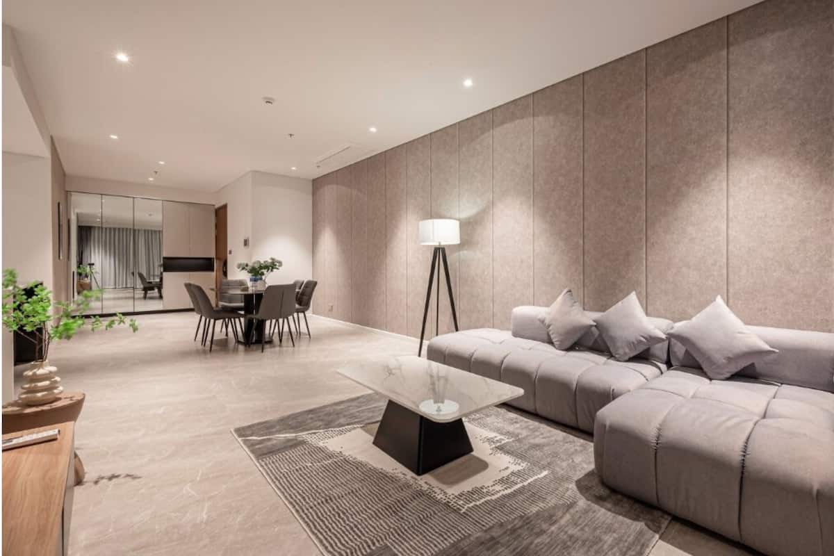 Lúxusíbúð - 3 svefnherbergi - svalir - borgarsýn | Stofa | LED-sjónvarp