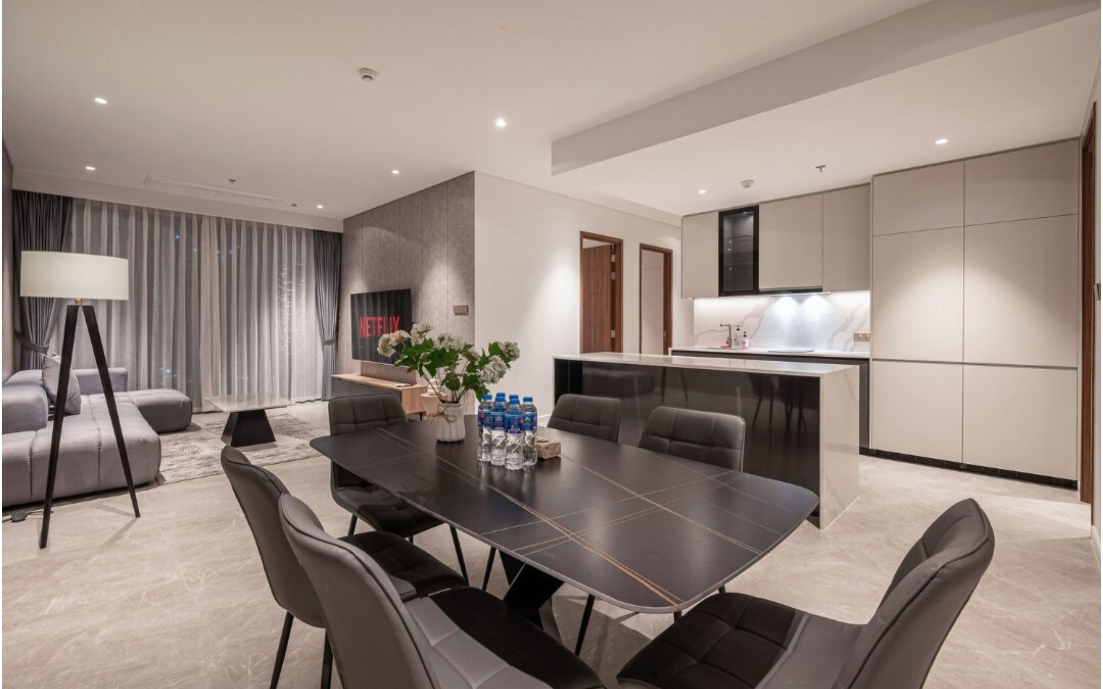 Luxury Apartment, 3 Bedrooms, Balcony, City View | In-room dining