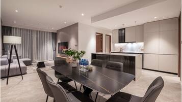 Luxury Apartment, 3 Bedrooms, Balcony, City View | In-room dining