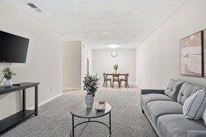 Televisión y oficina 