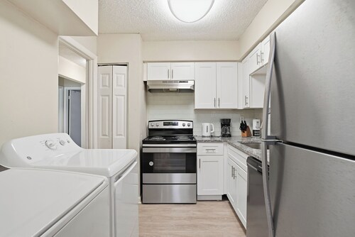 Freshly updated 2BR near hotspots