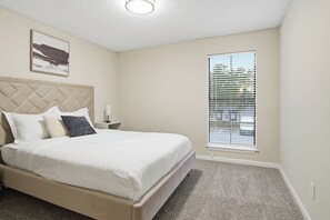 Room - Trendy retreat w/ open living space (Lawrenceville)