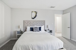 مكتب ومكواة/لوح كي وسرير سفر وواي فاي مجانًا