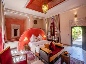 15 عدّة غرف نوم وواي فاي وملاءات أسرّة