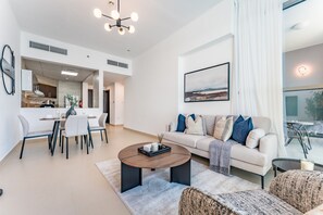 TV - Community View 1BR, Perfect Location Near Miracle Garden and Butterfly Garden (Dubai)