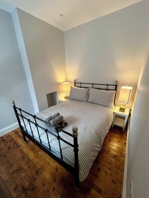 3 habitaciones, escritorio, tabla de planchar con plancha y wifi gratis