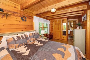 Iron/ironing board, free WiFi, bed sheets - Private, Cozy, Mountain Views, Hot Tub, Air Hockey, FREE Putt Putt & Pool (Sevierville)
