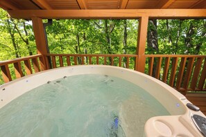 Outdoor spa tub - Private, Cozy, Mountain Views, Hot Tub, Air Hockey, FREE Putt Putt & Pool (Sevierville)