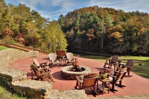 Terrace/patio - Private, Cozy, Mountain Views, Hot Tub, Air Hockey, FREE Putt Putt & Pool (Sevierville)