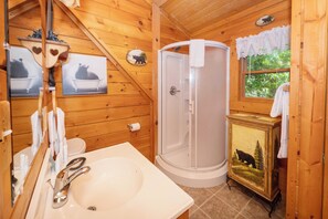 Hair dryer, towels - Private, Cozy, Mountain Views, Hot Tub, Air Hockey, FREE Putt Putt & Pool (Sevierville)