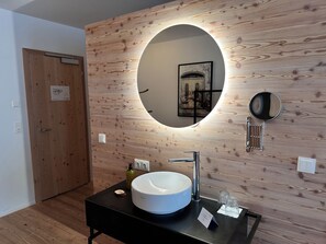 Shower, towels, soap, shampoo - Hotel Gerhardhof by ami (Wildermieming)