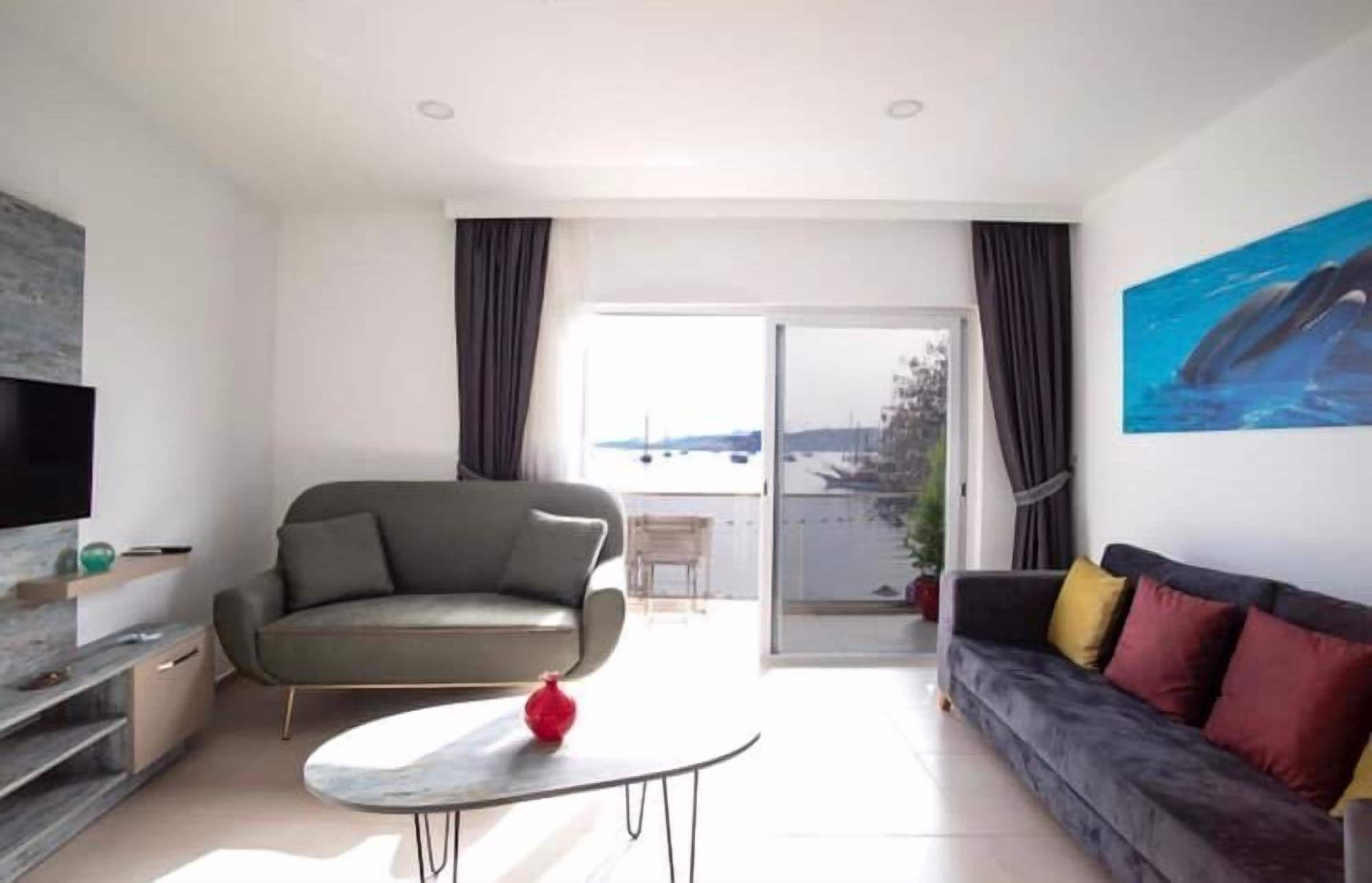 Deluxe Suite, Balcony, Sea View | Living area