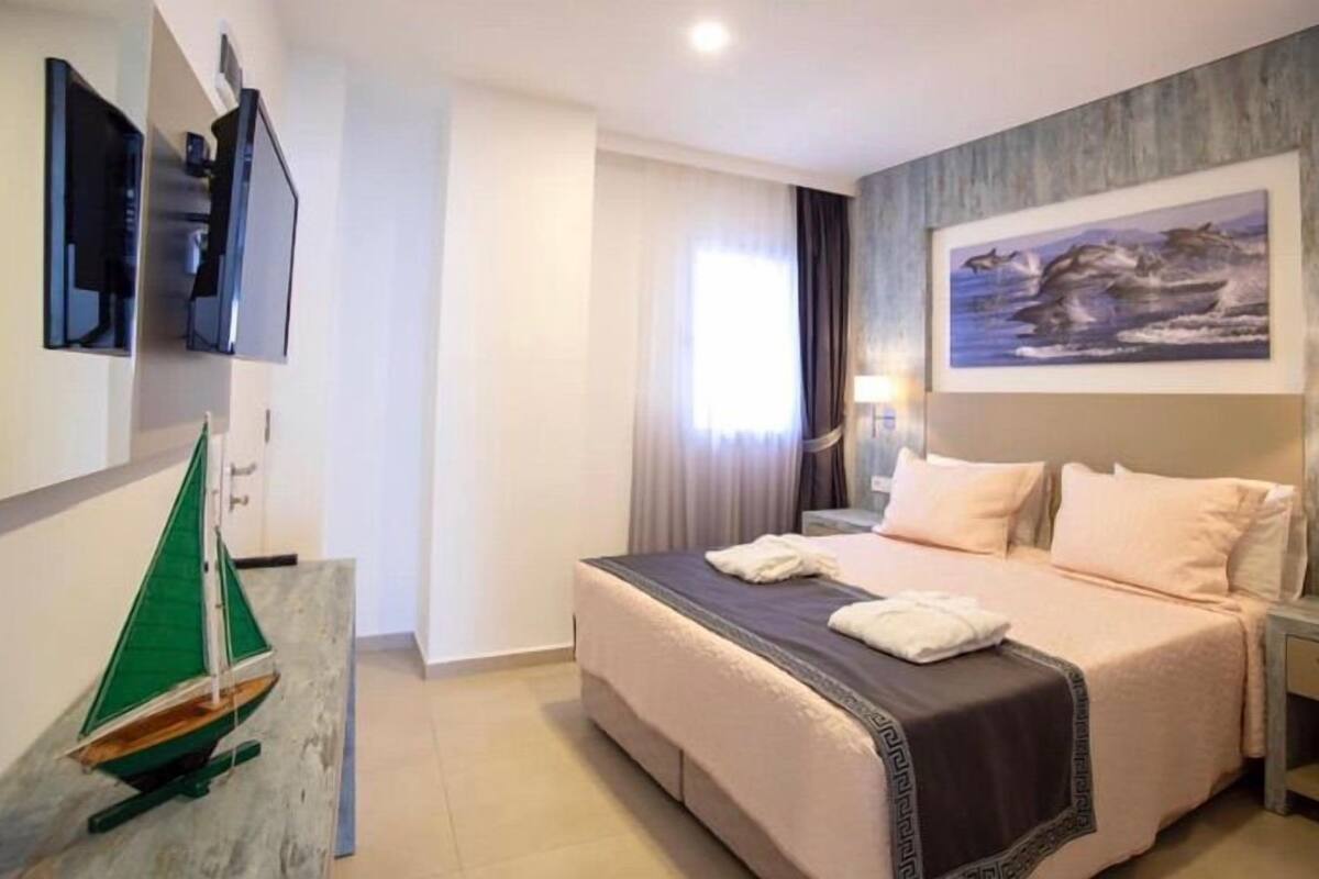 Suite – deluxe, balkong, sjøutsikt | Skrivebord, skrivebord for bærbar PC og blendingsgardiner