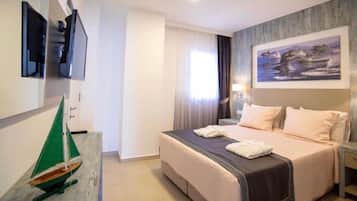 Deluxe-sviitti, parveke, merinäköala | Työpöytä, kannettavalle tietokoneelle sopiva työtila, pimennysverhot