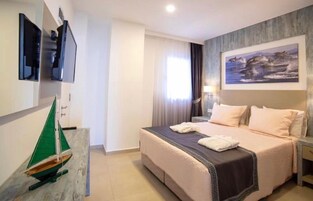 Escritorio, espacio para trabajar con laptop y cortinas blackout 