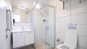 Suite – deluxe, balkong, sjøutsikt | Bad