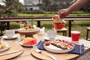 Comida y bebida