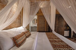 Villa Deluxe - balkong - utsikt mot trädgården | Minibar, skrivbord, gratis wi-fi och sängkläder