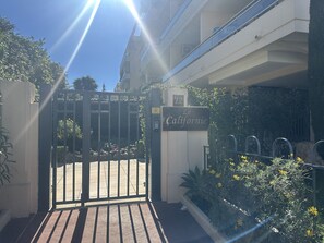A gated entrance with a sign reading "Le Californie" and a number "12" above it. - Le Californie - 1 Bedroom - Terrace (Cannes)