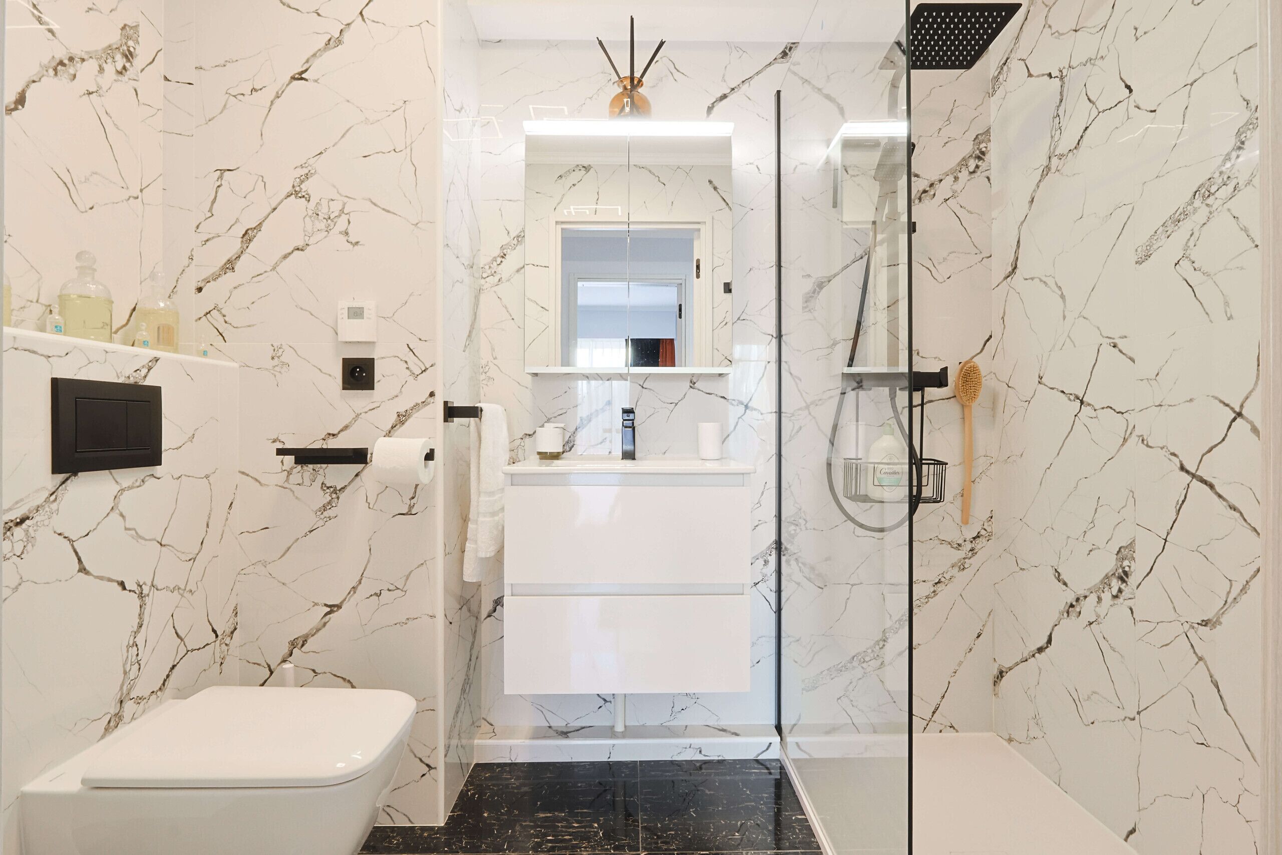 Shower, hair dryer, towels