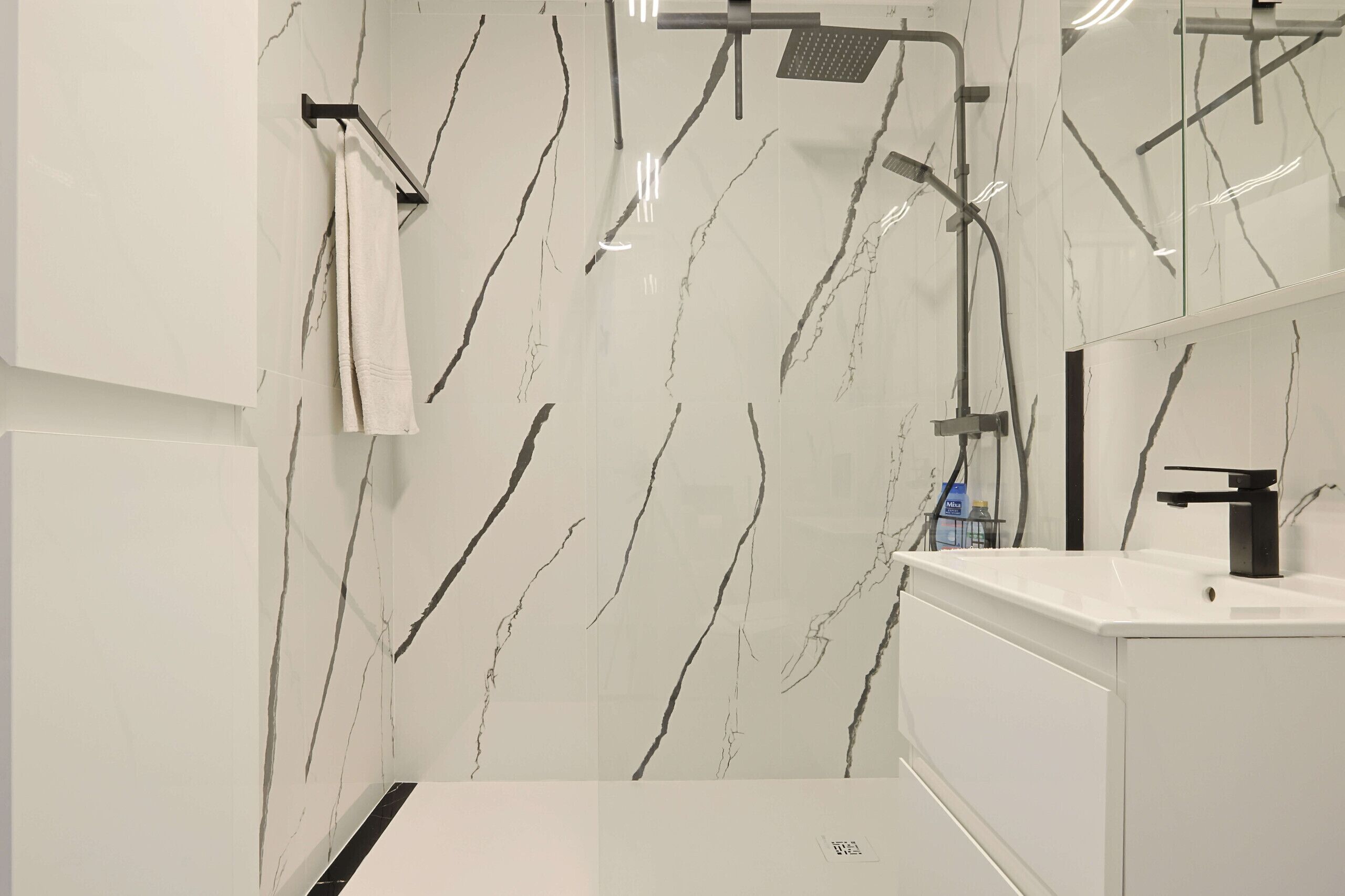 Shower, hair dryer, towels