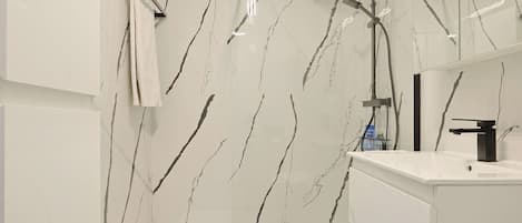 Shower, hair dryer, towels