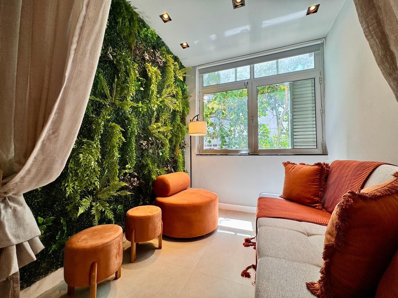 Appartement Deluxe, vue plage | Coin séjour | TV connectée de 65 pouces avec chaînes numériques, Netflix