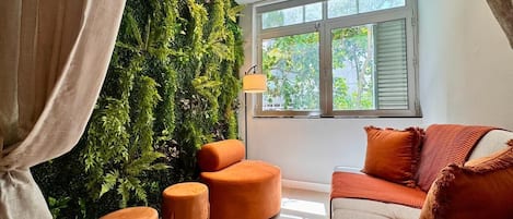 Appartement Deluxe, vue sur la plage | Aire de séjour | Téléviseur connecté de 65 po avec télévision numérique, Netflix