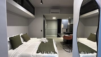 Deluxe-huoneisto, rantanäköala | Pimennysverhot, äänieristys, silitysrauta/-lauta, ilmainen Wi-Fi