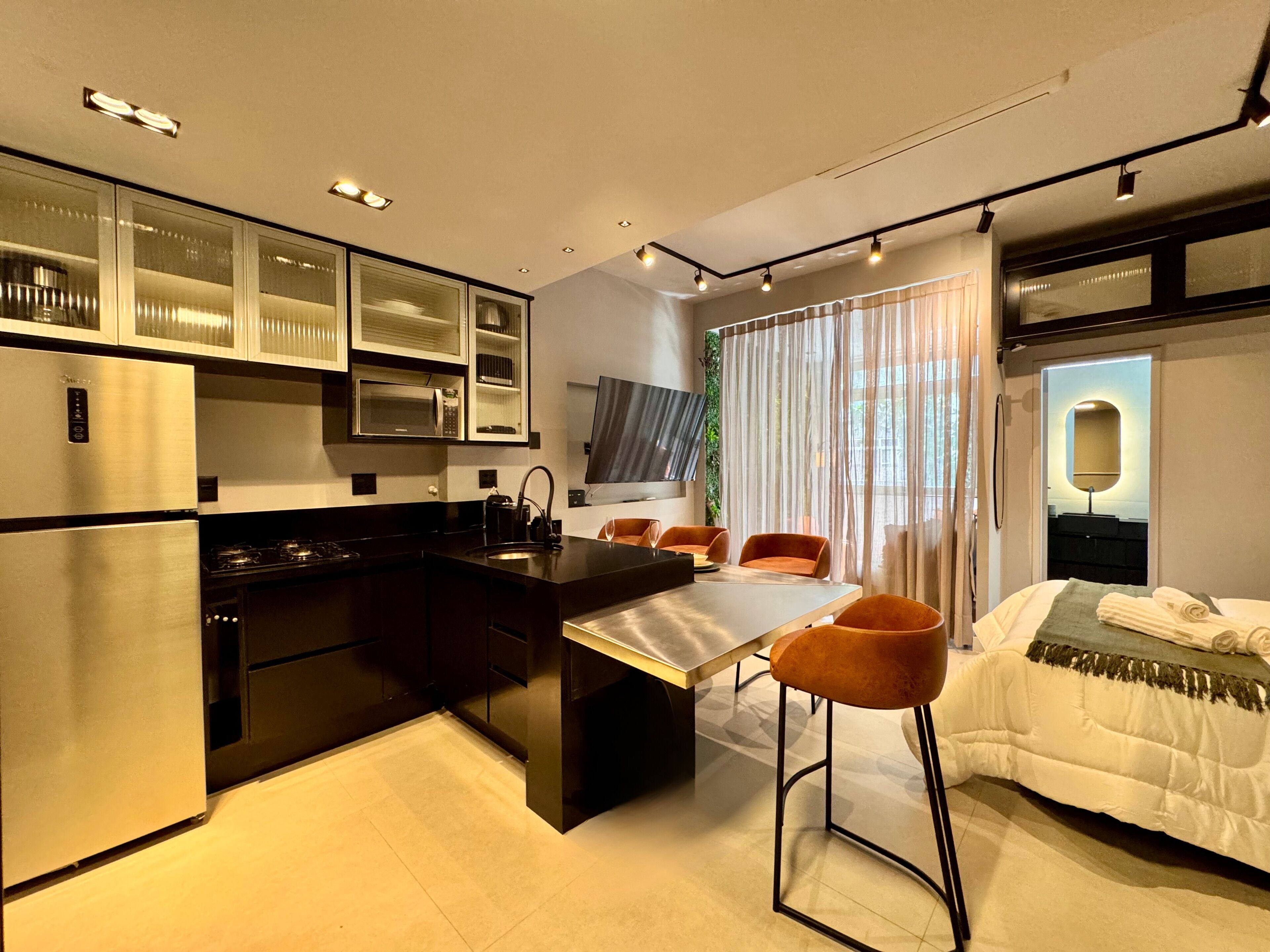 Apartamento luxo, vista para a praia | Cozinha privada | Cafeteira/chaleira, chaleira elétrica, torradeira, máquina de waffle