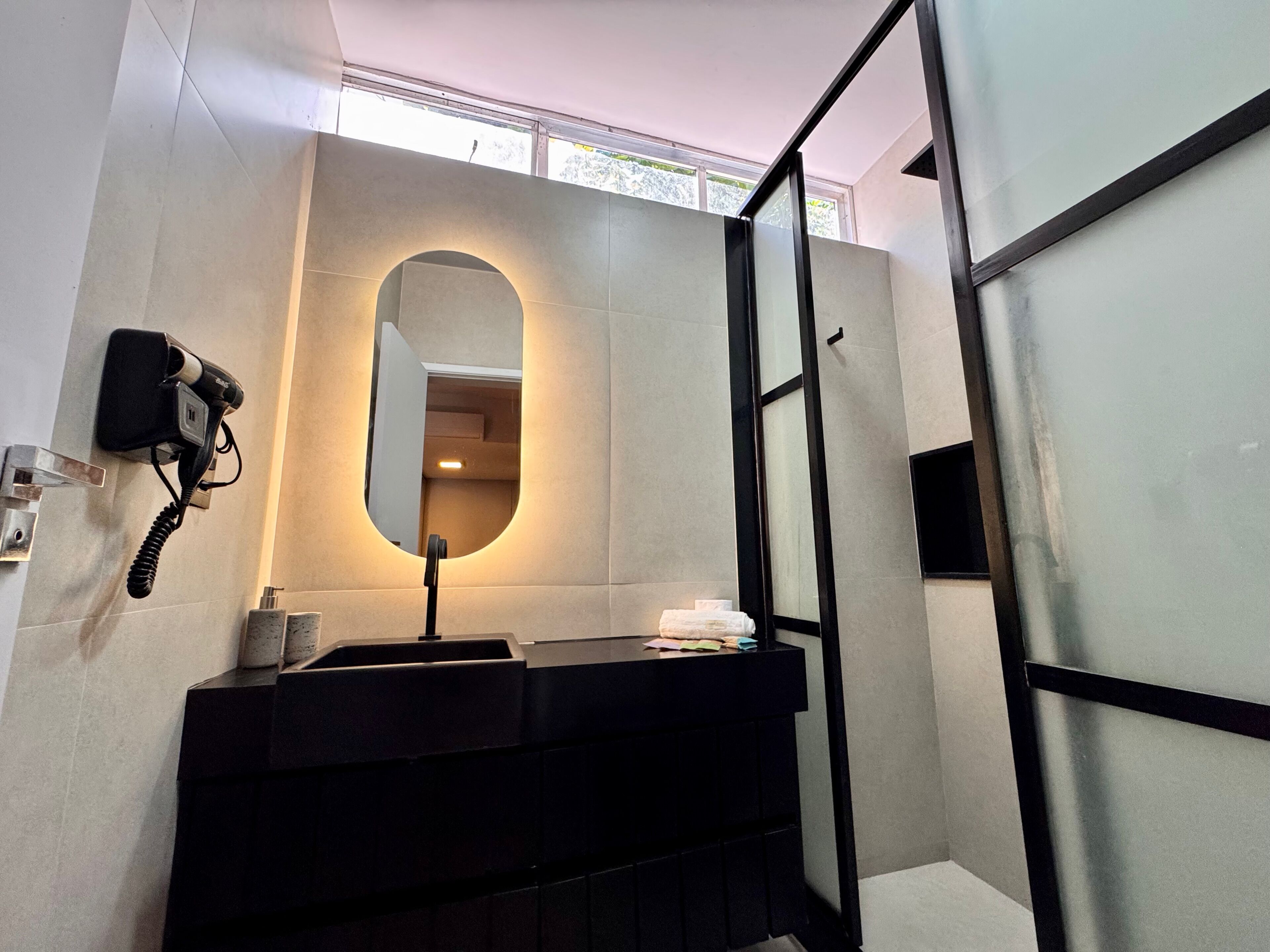 Apartamento Deluxe, vistas a la playa | Baño | Secador de pelo, bidé, toallas y jabón