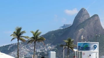 Na praia, areia branca, 6 bares na praia