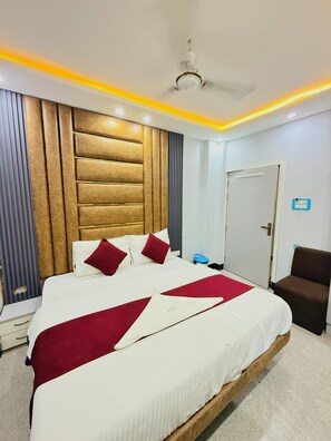Desk, laptop workspace, free WiFi - Hotel Manish International (Varanasi)