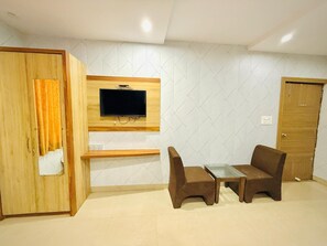 Desk, laptop workspace, free WiFi - Hotel Manish International (Varanasi)
