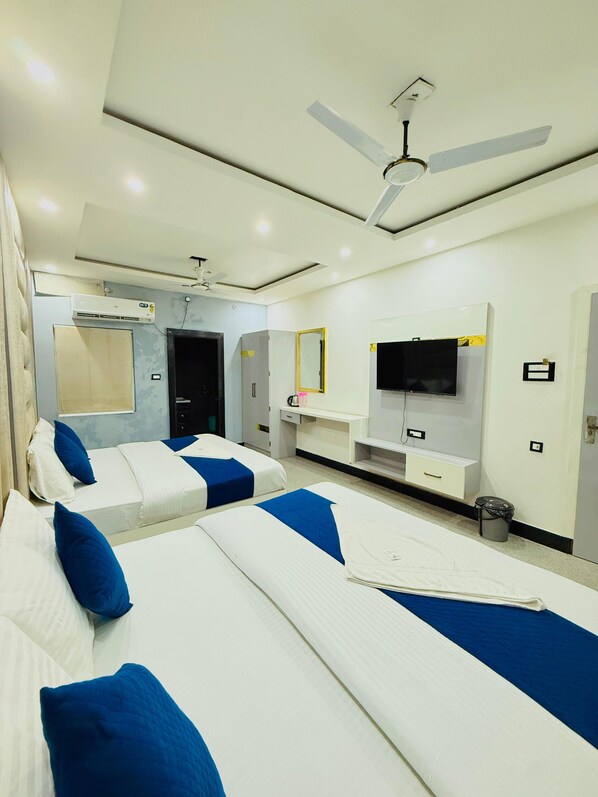 Desk, laptop workspace, free WiFi - Hotel Manish International (Varanasi)