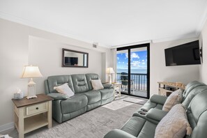 TV - Oceanfront-Waterpointe 1 Unit 702-Windy Hill Beach-Sleeps 6-3br/2ba-Pools (North Myrtle Beach)