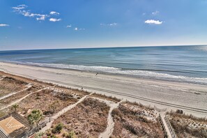 On the beach - Oceanfront-Waterpointe 1 Unit 702-Windy Hill Beach-Sleeps 6-3br/2ba-Pools (North Myrtle Beach)